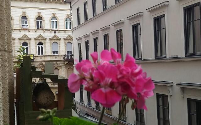 3 bedrooms suite, 2 bathrooms, balcony at Opera