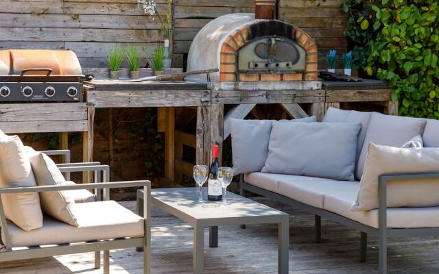 Tranquil Family Retreat 5 min to Beach Garden