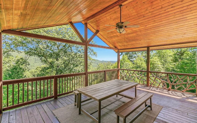 4 Mi to Sapphire Ski! Mtn-view Cabin w/ Deck