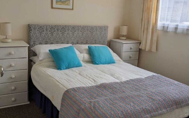 Cosy Cornish Chalet Near Coast