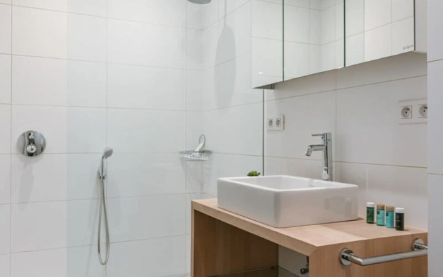 Spacious Apartment With Parking on Prime Location