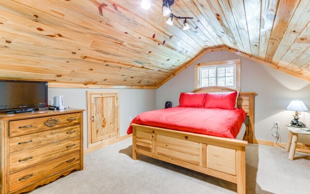 Hillside Cabin + Grill - Near Smoky Mountains