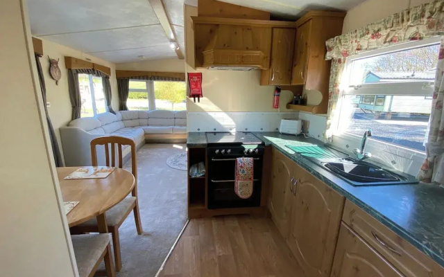 Caravan - Sleeps 4 - Pet Friendly - Parking