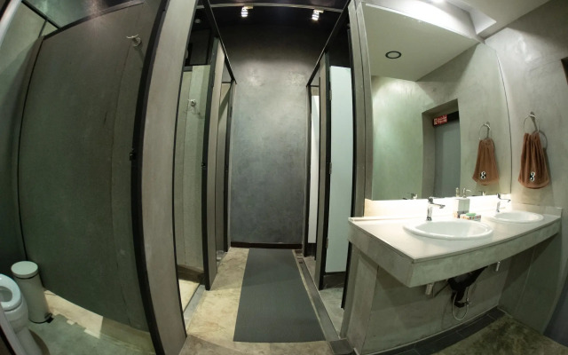 Third Rock Hostel (SHA Extra Plus)
