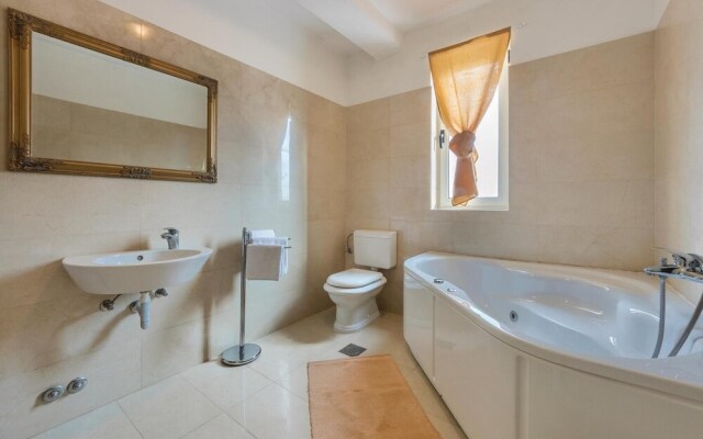 Beautiful Home in Sisan With Wifi and 5 Bedrooms