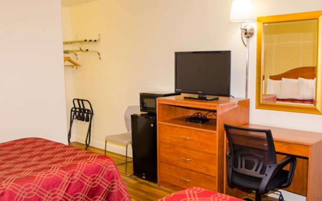 Econo Lodge East