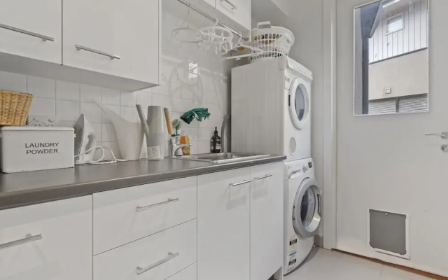 Lakeside 3-bed Family Home With Amazing Views