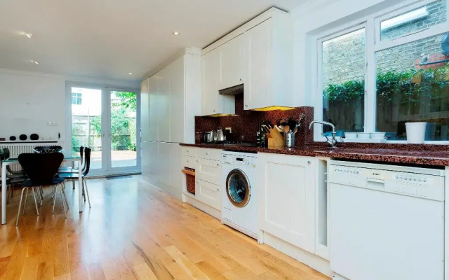 Veeve  4 Bed House On Santos Road Putney