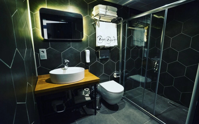 8 Rooms Hotel