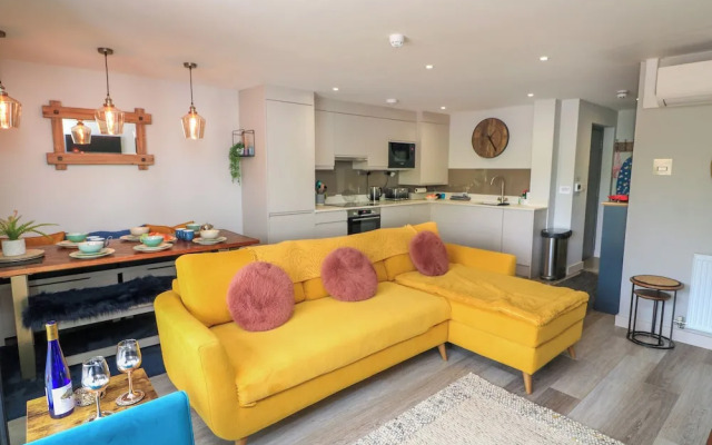 2 De Courcey House