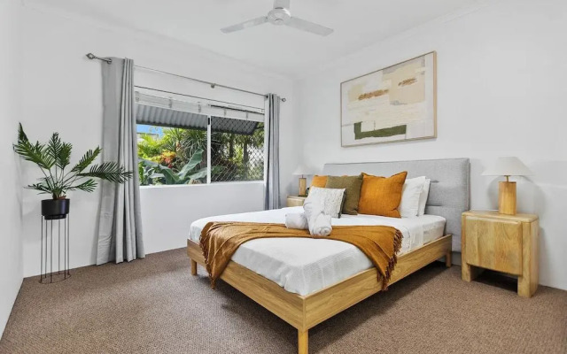 Cairns Tropical Bliss Swim In - Out Apt