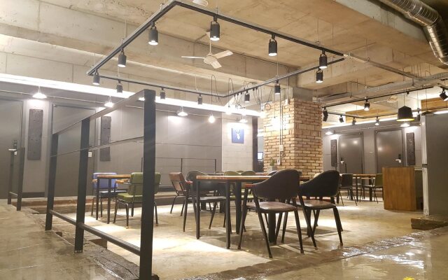 Travel Light Hostel