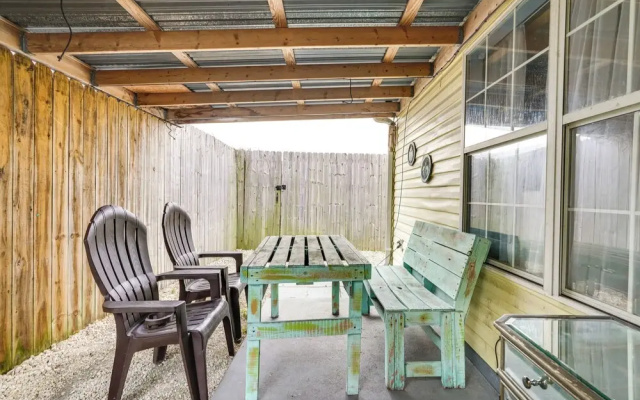 Pet-friendly PCB Duplex - Walk to Beach!