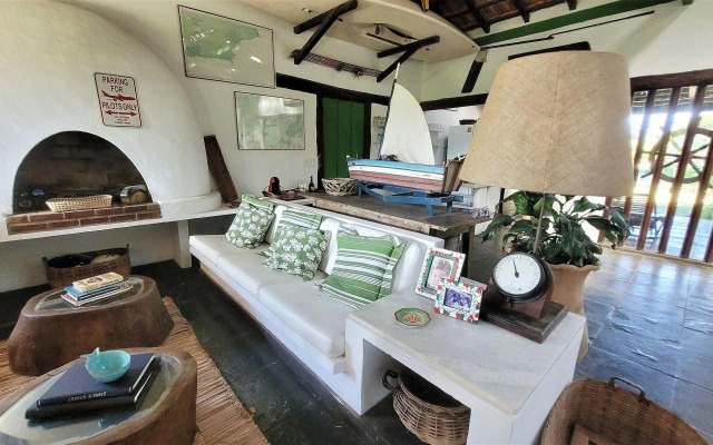 Linda casa com piscina a poucos passos da praia