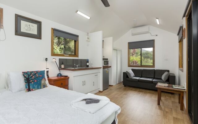 Mena Creek Flower House