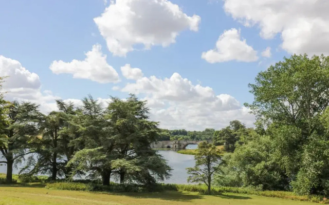 Blenheim Edge, The Causeway