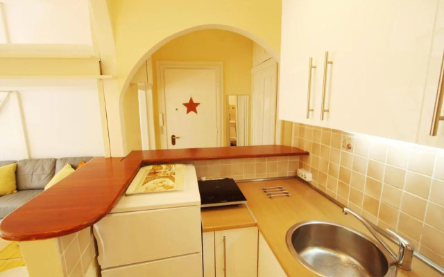 Sunny Studio with balcony in Party District