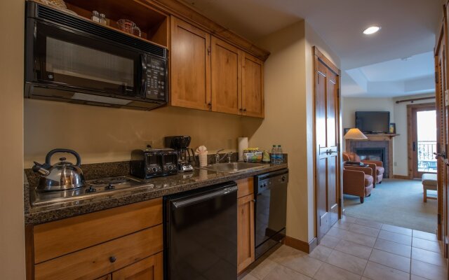 Slopeside Studio Unit With Kitchenette Studio Bedroom Condo - No Cleaning Fee! by RedAwning