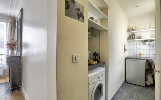Classy and Cosy 1-bedroom Ensuite, 2min Walk From Cadet Metro