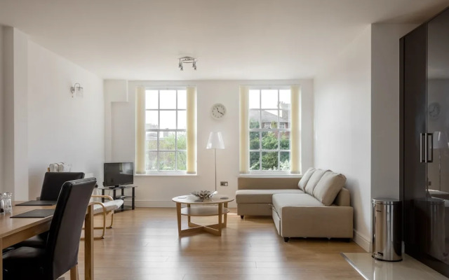 Luxurious 2 Bed Apartment in Central Bedford
