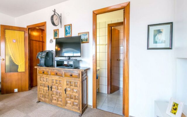 Roses Holiday Center 9823