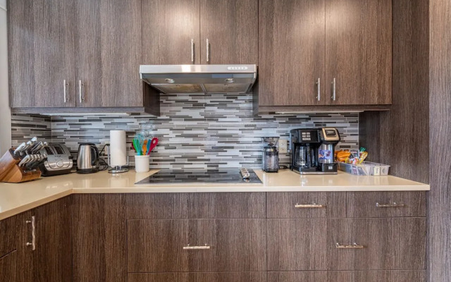 P1 - Private Hot Tub - 3 Bedroom Home - Mountain View