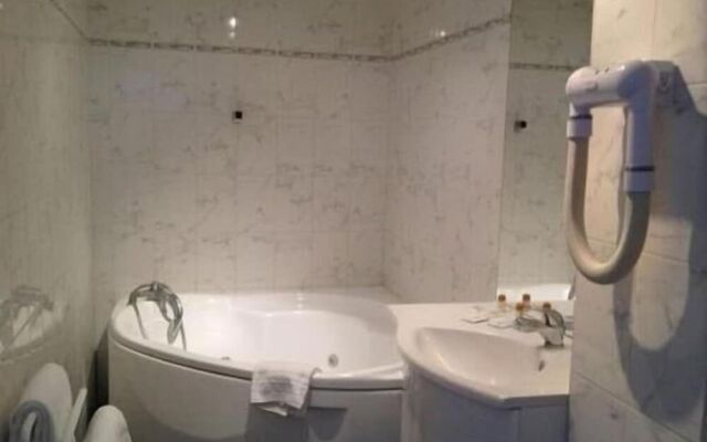 Hotel Mervil Airport