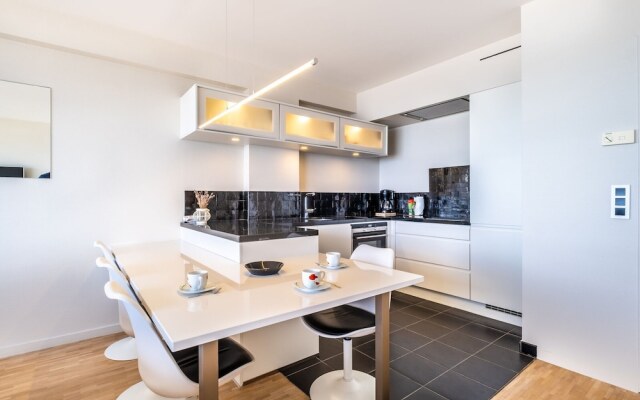 Apartment by Zeedijk With Sea View