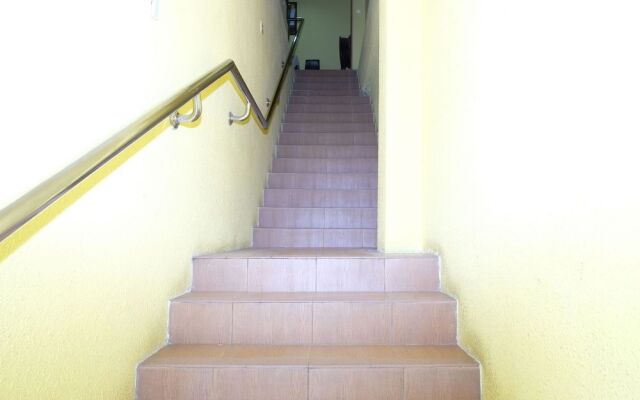 OYO 89352 Golden Terminal Lodge