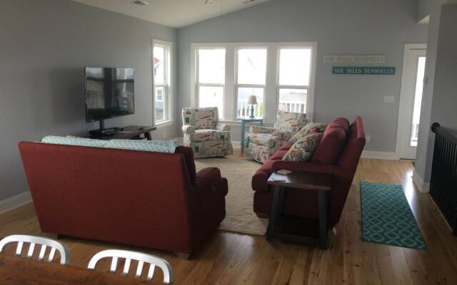 Best Day Ever 4 Bedroom Home by RedAwning