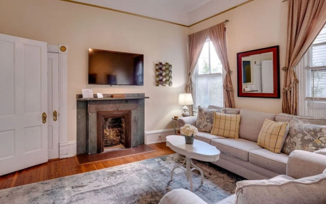 Forsyth Park 2 Bedroom Beauty