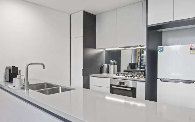 HomeHotel Walking Distance to Train & Westfield