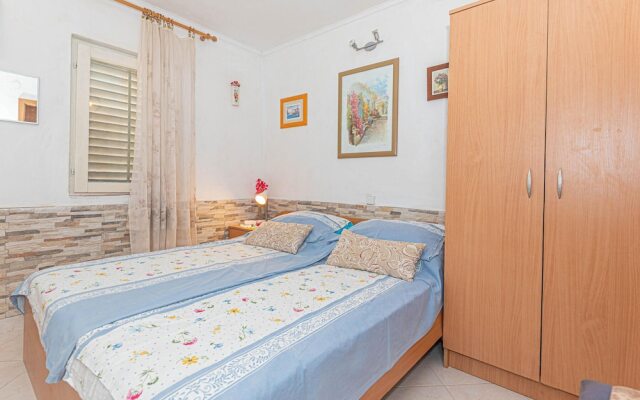 Nice Apartment in Grebastica With Wifi and 2 Bedrooms