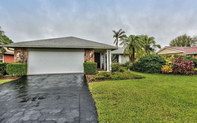 Rovigo Vacation Rental: Spacious Retreat with Panoramic Lake Views in Kings Lake. 4-BR, 4-Bathroom Home with Private Pool, just 3.4 Miles from the Vibrant Fifth Avenue South and Naples Attractions