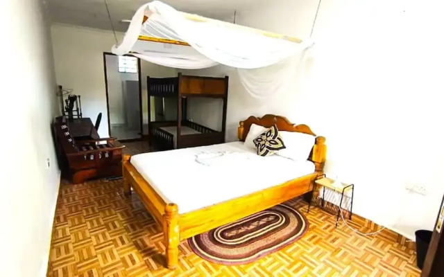zanzllywood hotel and apartments