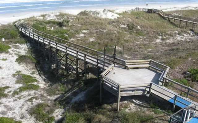 Beachers Lodge by Vtrips