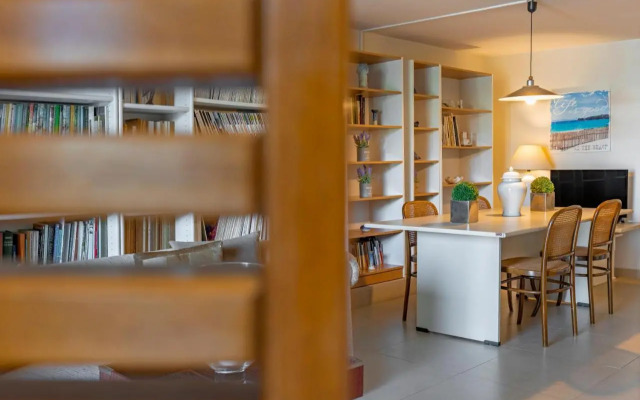 Couple's Getaway , Modern Amenities & Sophisticated Style