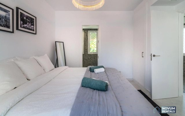 TOP RENOVATED 3-BDRM TOWNHOUSES with POOL, BBQ & ROOFTOP TERRACES