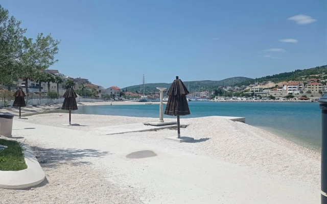 Cute apartment in stone house near sea