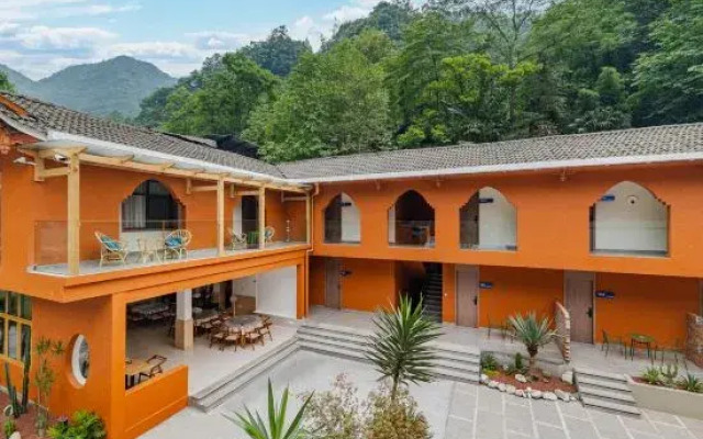 Qingcheng Mountain Tingfeng Orange Yard Hot Spring Hotel