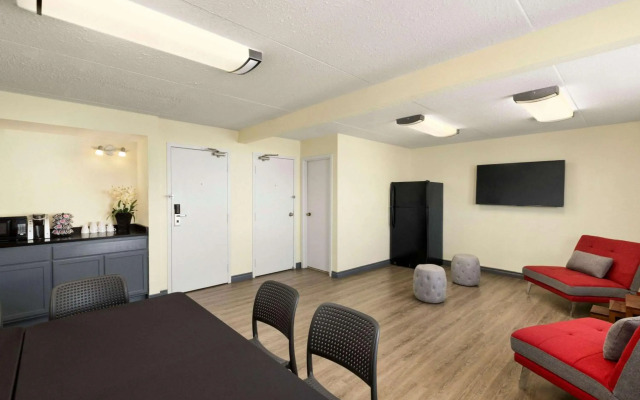 Travelodge by Wyndham Edmonton West