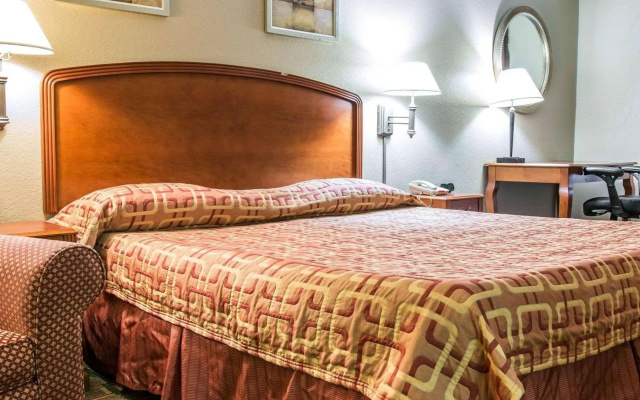 Econo Lodge Kalamazoo near Wings Stadium