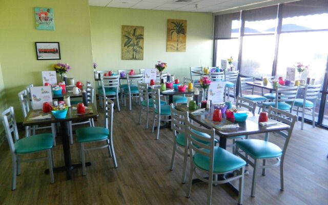 Tropical Winds Oceanfront Hotel