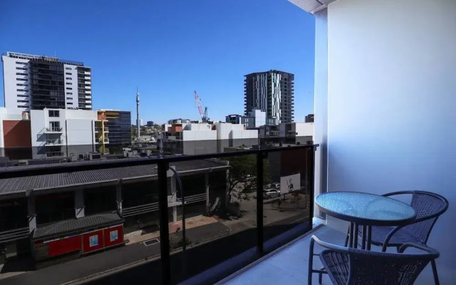 Stylist 2 Bedrooms Apartment With Pool/gym/parking