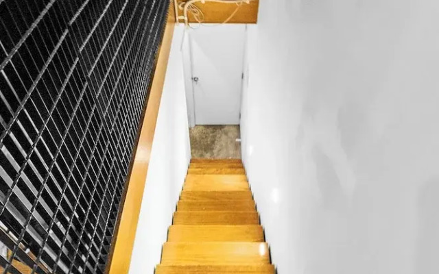 Melbourne CBD-private rooms guests Hse.