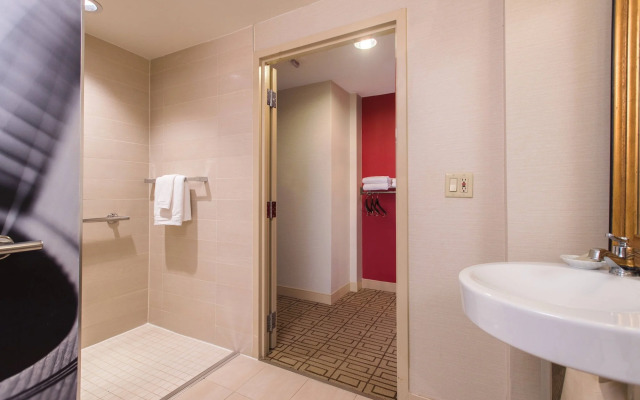 Renaissance Austin Hotel