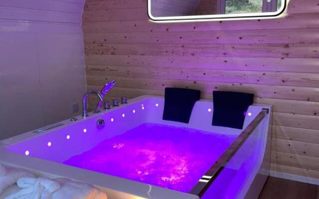 Apex Studio Pod & Jacuzzi Bath