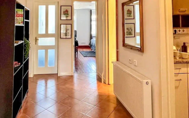 Chic Antique Dana Zagreb center view