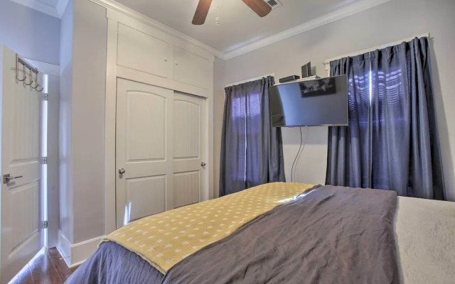 < 2 Mi to Pleasure Pier: Cozy Beach Bungalow