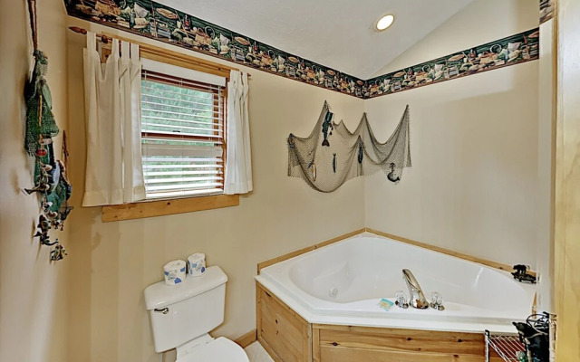 Bear Essentials 3 Bedroom Home by Redawning